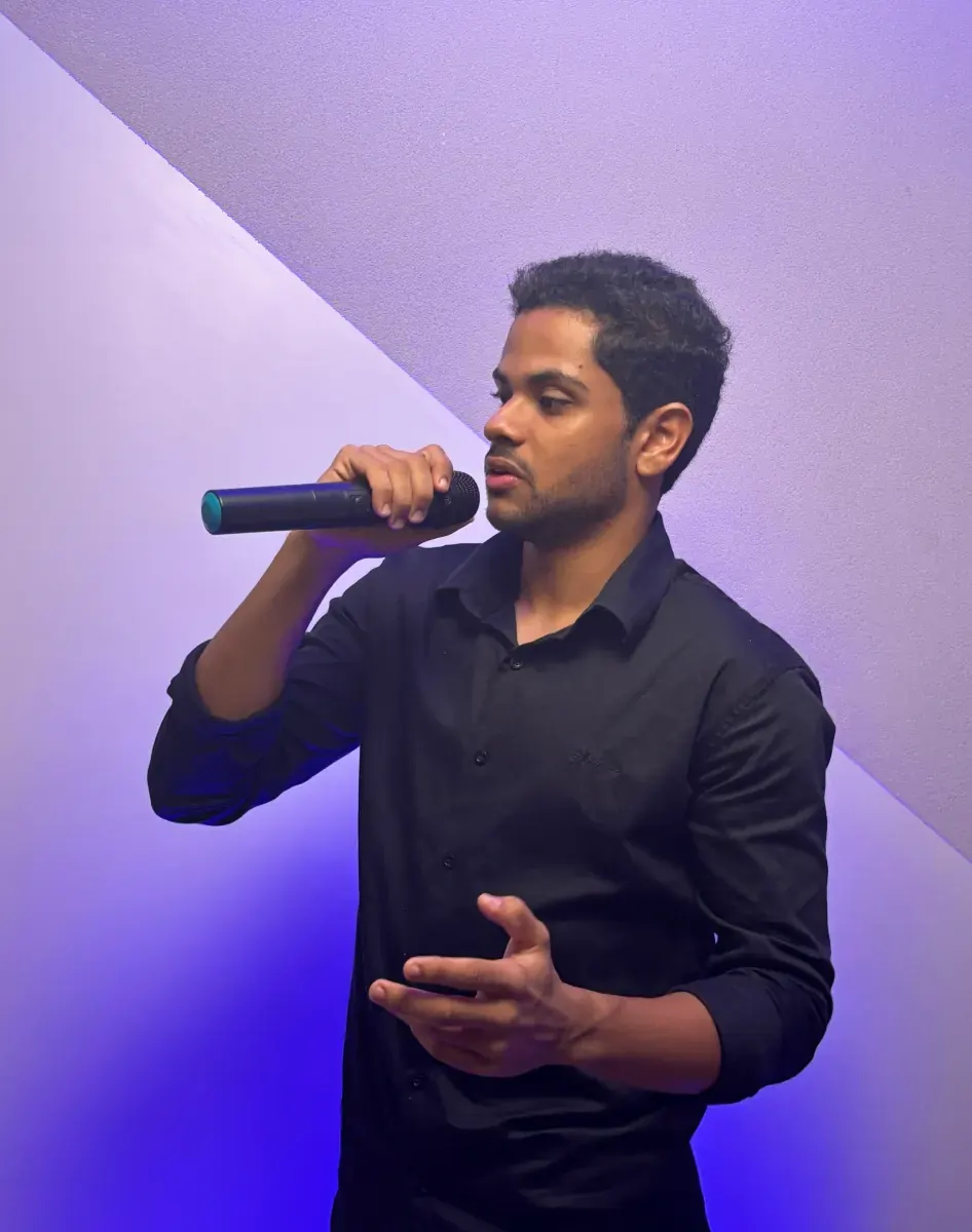 Luiz Fernando falando ao microfone durante um evento.